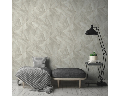 Woonkamer met geometrisch behang, zitbank, vloerlamp en bijzettafel