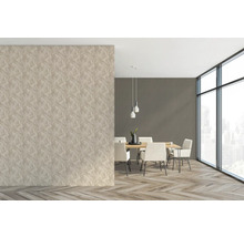 Lichte eetkamer met eettafel, stoelen, hanglampen en patroonbehang