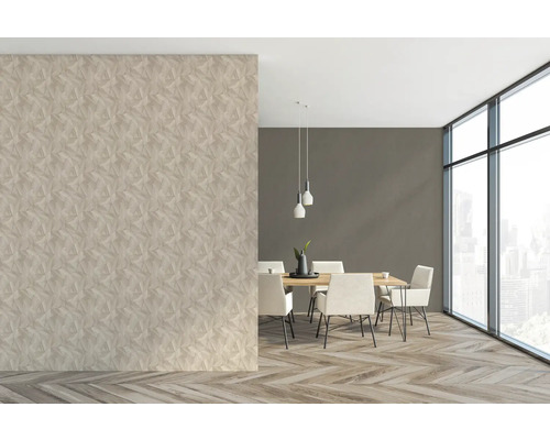 Lichte eetkamer met eettafel, stoelen, hanglampen en patroonbehang