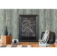 Decoratief interieur met houten lambrisering behang, ingelijste kaart, kruk en woonaccessoires