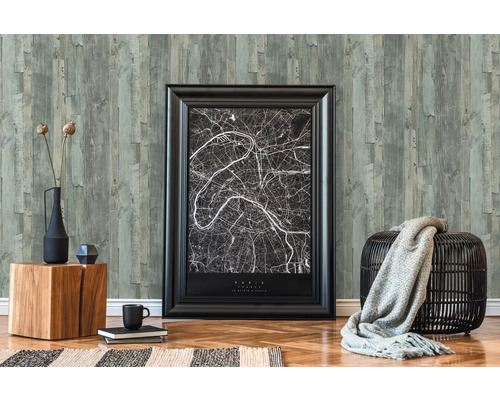 Decoratief interieur met houten lambrisering behang, ingelijste kaart, kruk en woonaccessoires