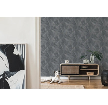 Woonkamer met behang met patroon, dressoir en hond
