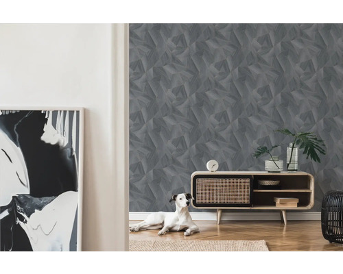 Woonkamer met behang met patroon, dressoir en hond