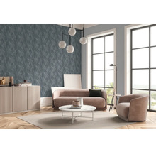 Woonkamer met bank, fauteuil, salontafel en driedimensionaal wandbehang