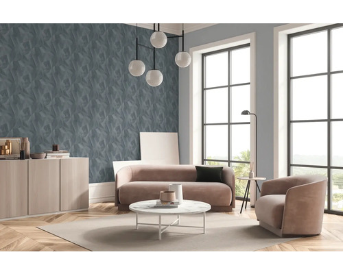 Woonkamer met bank, fauteuil, salontafel en driedimensionaal wandbehang