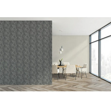 Moderne eetkamer met grijs behang en houten vloer