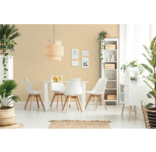 Lichte eetkamer met eettafel, stoelen, hanglamp en decoratieve kamerplanten
