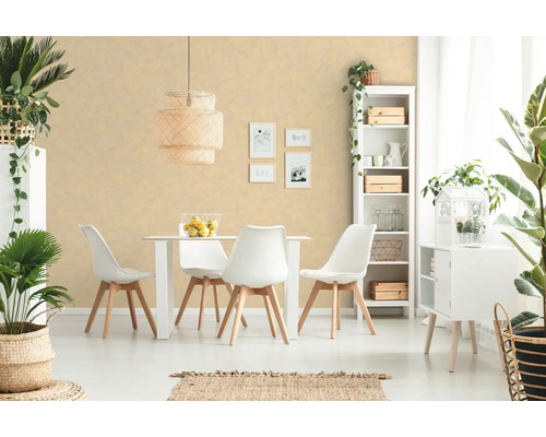 Lichte eetkamer met eettafel, stoelen, hanglamp en decoratieve kamerplanten