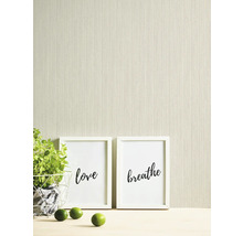 Close-up van een gestructureerd behang met decoratieve objecten