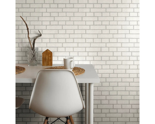 Behang met baksteenmotief achter een eettafel met stoel