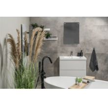 Moderne badkamer met bad, wastafel, spiegel en decoratieve items