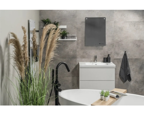 Moderne badkamer met bad, wastafel, spiegel en decoratieve items