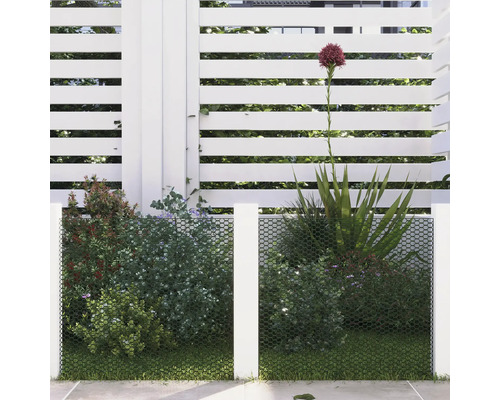 Privacy scherm voor planten en een wit hek