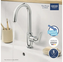 Glanzende wastafelmengkraan van Grohe in een heldere badkamer.
