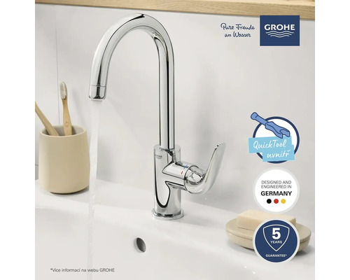 Glanzende wastafelmengkraan van Grohe in een heldere badkamer.