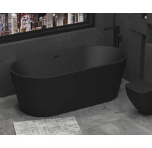 Vrijstaand bad en toilet in een moderne badkamer met raam en uitzicht op de stad.