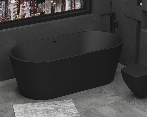 Vrijstaand bad en toilet in een moderne badkamer met raam en uitzicht op de stad.