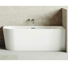 Vrijstaand bad van sanitairacryl met armaturen aan de muur.