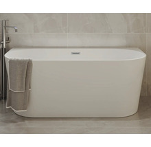 Vrijstaand bad met handdoekrek in de badkamer.