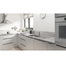 Moderne keuken met gootsteen, kookplaat, afzuigkap en keukengerei.