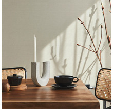 Decoratieve eettafel met servies en kandelaar voor een gezellige sfeer