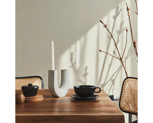 Decoratieve eettafel met servies en kandelaar voor een gezellige sfeer