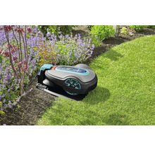 Gardena robotmaaier op gazon naast bloembed
