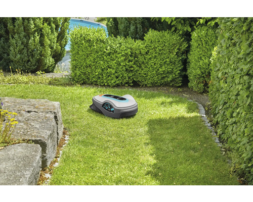 Robotmaaier op een gazon in de tuin.