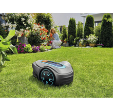 Gardena robotmaaier in gebruik in een tuin met bloemen en struiken.