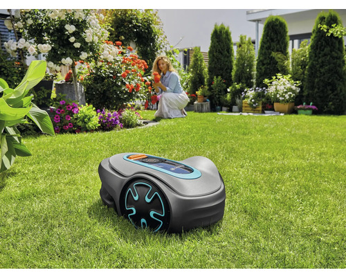 Gardena robotmaaier in gebruik in een tuin met bloemen en struiken.