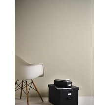 Interieur met stoel, opbergdoos en geschilderde muur
