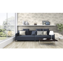 Woonkamer met bank, tafel en decoratief behang