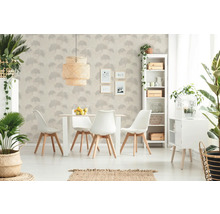 Lichte eetkamer met eettafel, stoelen, rekken en behang met ginkgo-bladeren