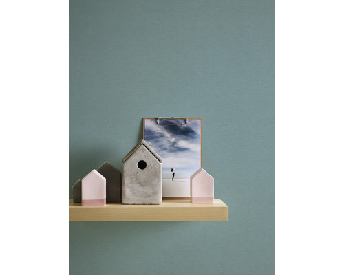 Decoratieve huisjes en een klembord met een foto op een houten plank