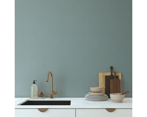 Keuken gootsteen met kraan, afwasmiddel, servies en snijplanken op een aanrecht