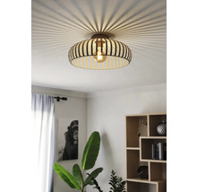 Plafondlamp met houtlook en decoratief lichteffect in de woonkamer.