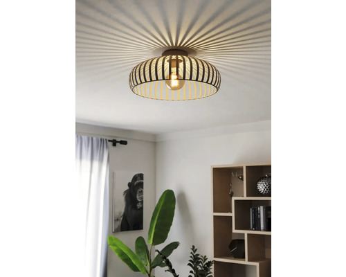 Plafondlamp met houtlook en decoratief lichteffect in de woonkamer.