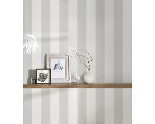 Kamer met gestreept behang en decoratieve objecten op een plank