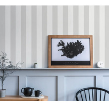 Decoratief interieur met gestreepte behang, ingelijste kaart van IJsland en diverse decoratieve objecten