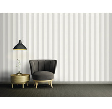 Interieur met gestreepte wandbekleding, fauteuil, bijzettafel en hanglamp