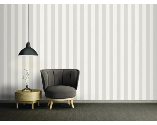 Interieur met gestreepte wandbekleding, fauteuil, bijzettafel en hanglamp