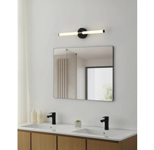 Badkamer met dubbele wastafel, spiegel en lamp