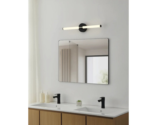 Badkamer met dubbele wastafel, spiegel en lamp