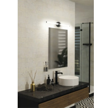 Badkamer met spiegel, wastafel, wastafelmeubel en verlichting