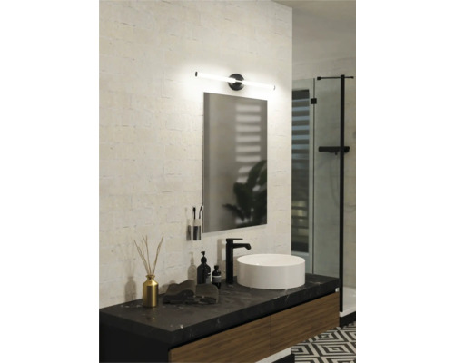 Badkamer met spiegel, wastafel, wastafelmeubel en verlichting