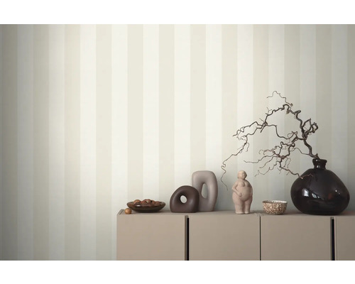 Decoratief interieur met gestreept behang, kast en diverse decoratieve objecten.