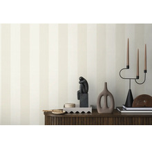 Decoratief interieur met behang, sculptuur en kandelaar op een dressoir.