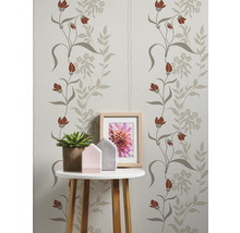 Wanddecoratie met bloemenbehang en decoratie op een tafel