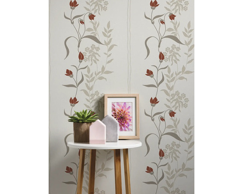 Wanddecoratie met bloemenbehang en decoratie op een tafel