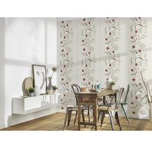 Eetkamer met bloemenbehang, houten tafel en stoelen.